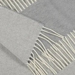 Coperta piccola grigia con frange Defilé
