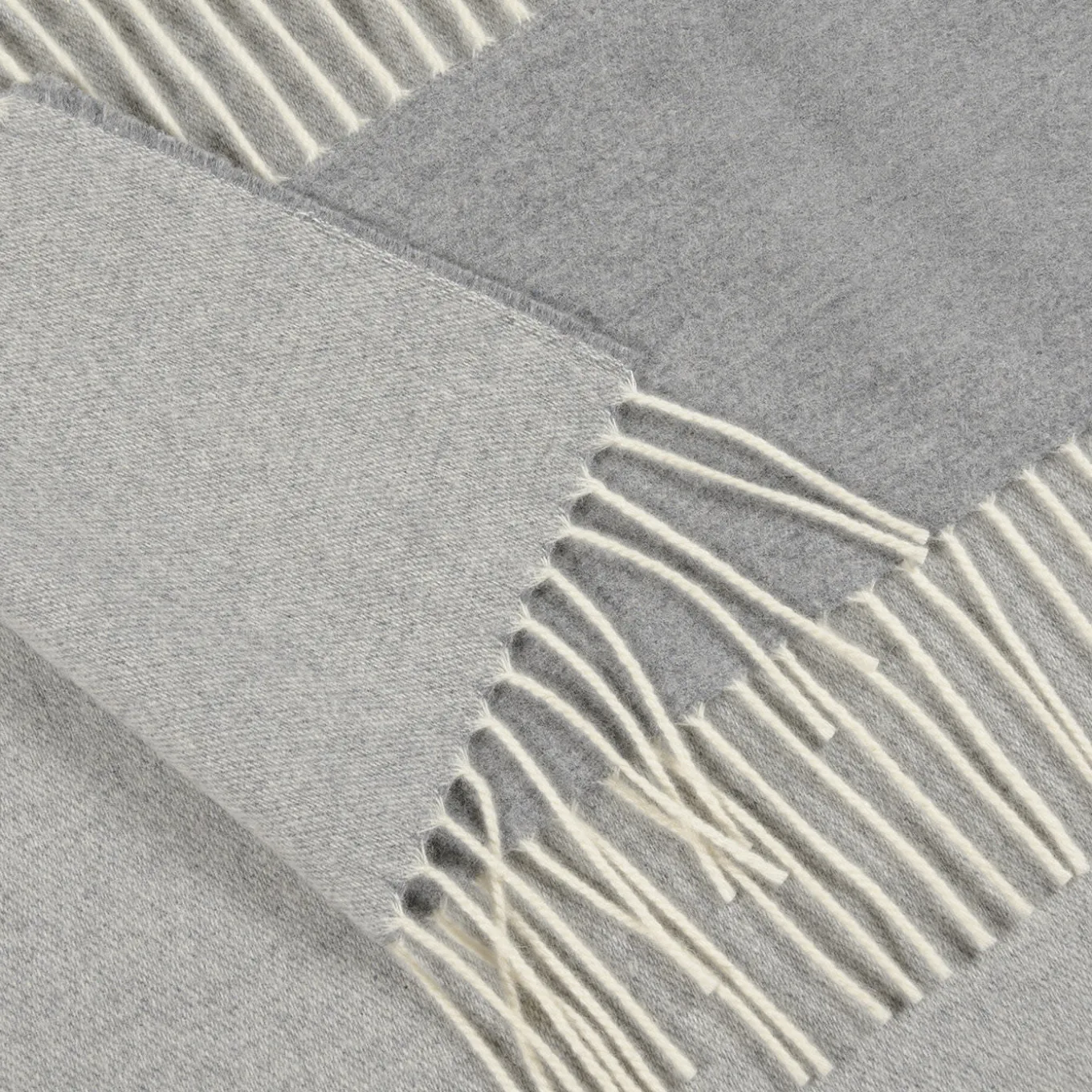 Coperta piccola grigia con frange Defilé