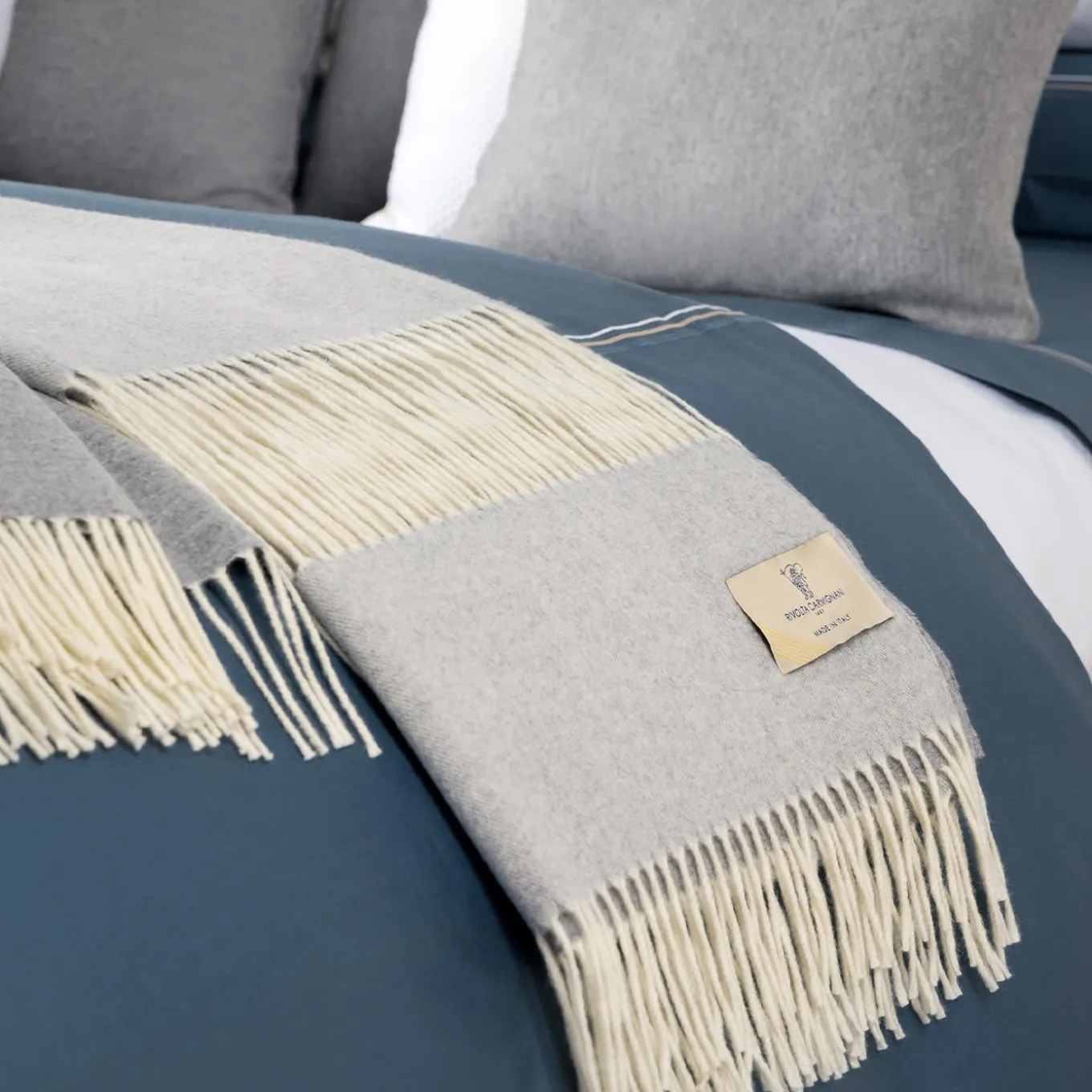 Coperta piccola grigia con frange Defilé