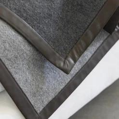 Coperta piccola grigia con orlo in pelle Salon