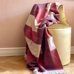 Coperta rossa con frange e motivi intrecciati