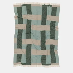 Coperta verde con frange e motivi intrecciati