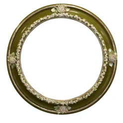 Cornice con fiori e boccioli in campo bianco