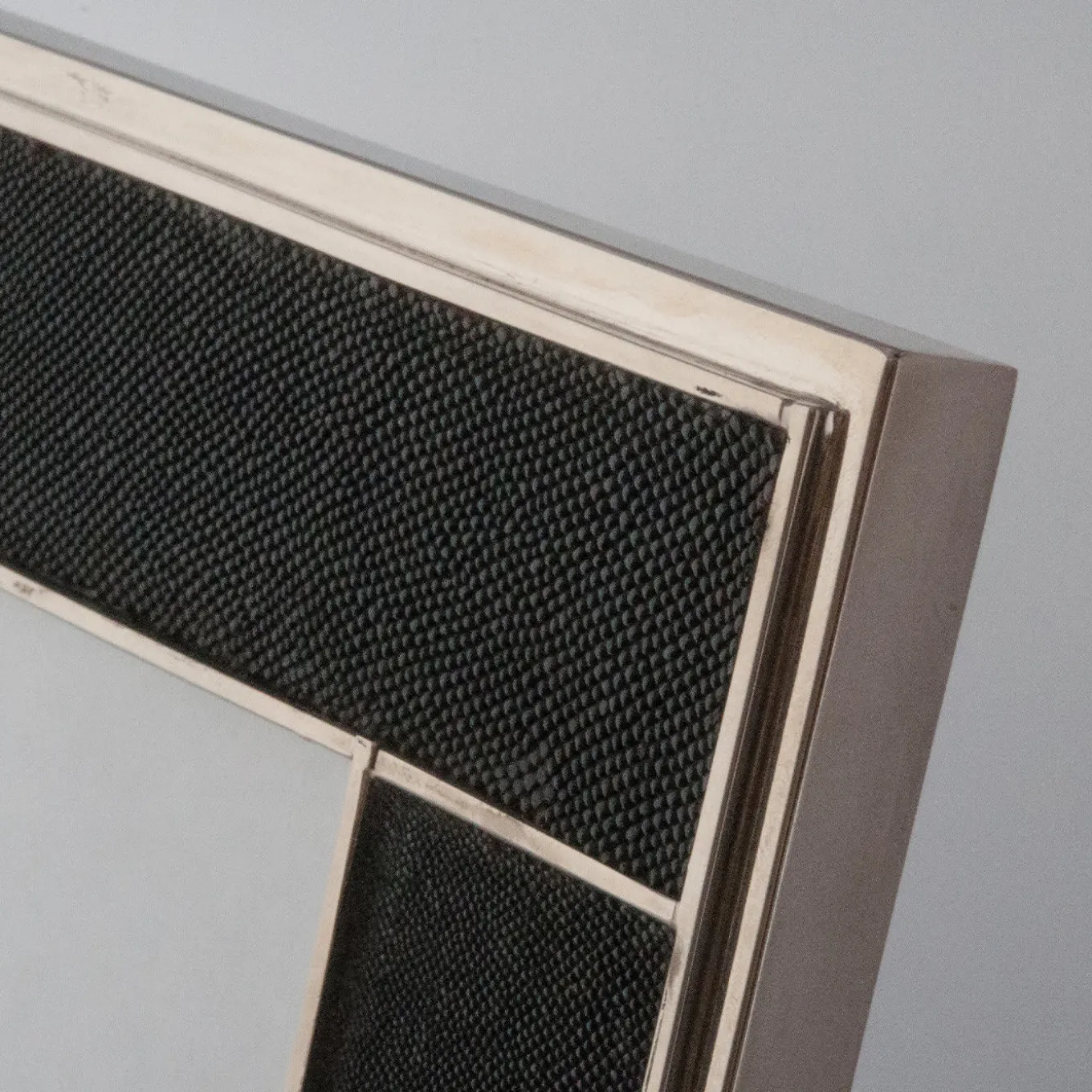 Cornice nera Galucharme di Nino Basso