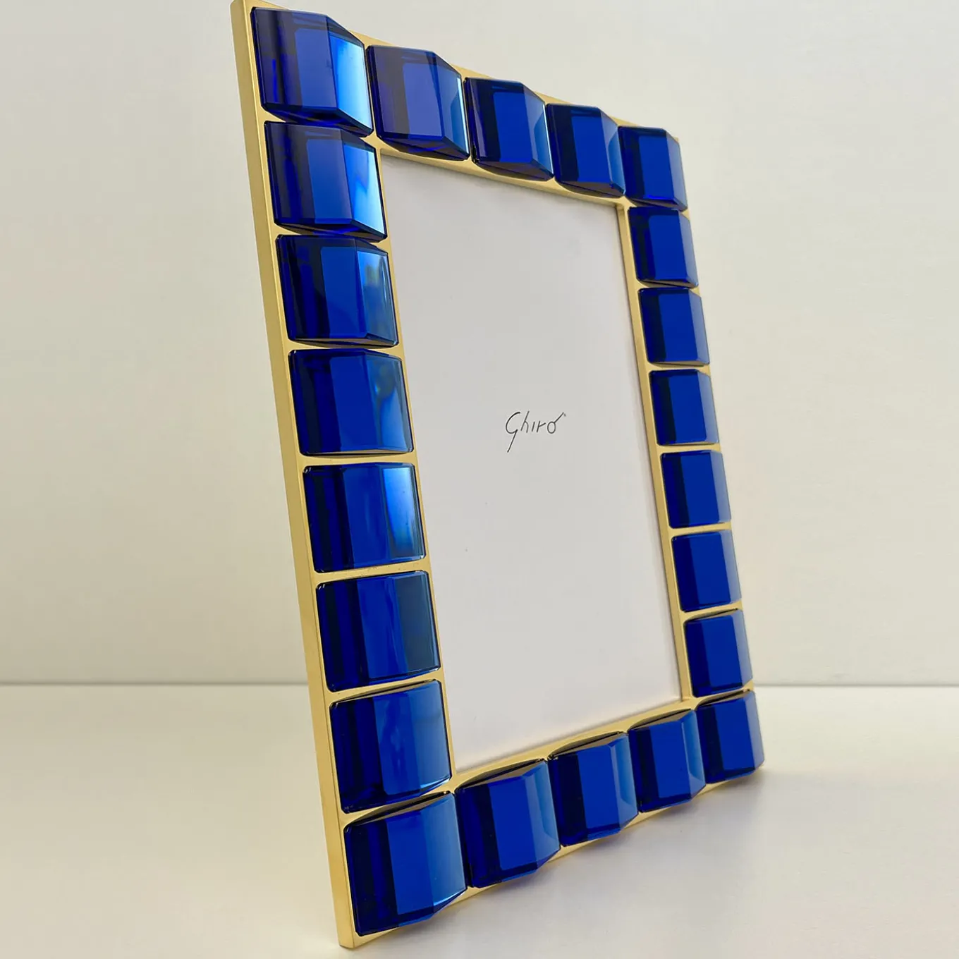 Cornice portafoto in ottone placcato oro 24 carati e cristallo blu lavorato a mano