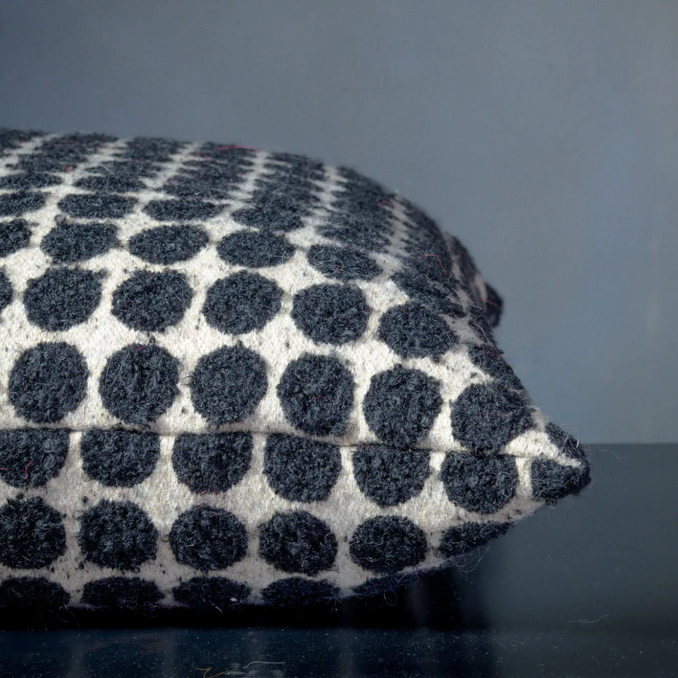 Cuscino Armoise quadrato in bouclé bianco e nero a pois