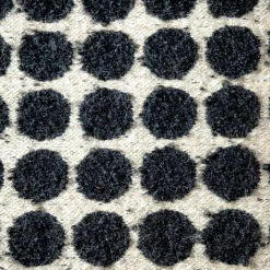 Cuscino Armoise quadrato in bouclé bianco e nero a pois