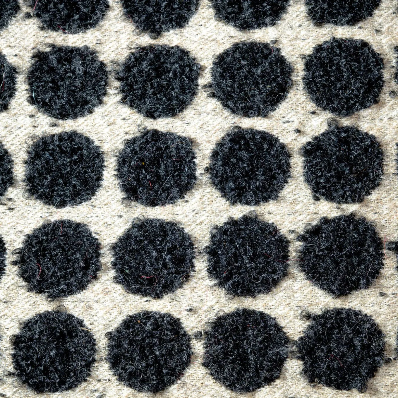 Cuscino Armoise quadrato in bouclé bianco e nero a pois