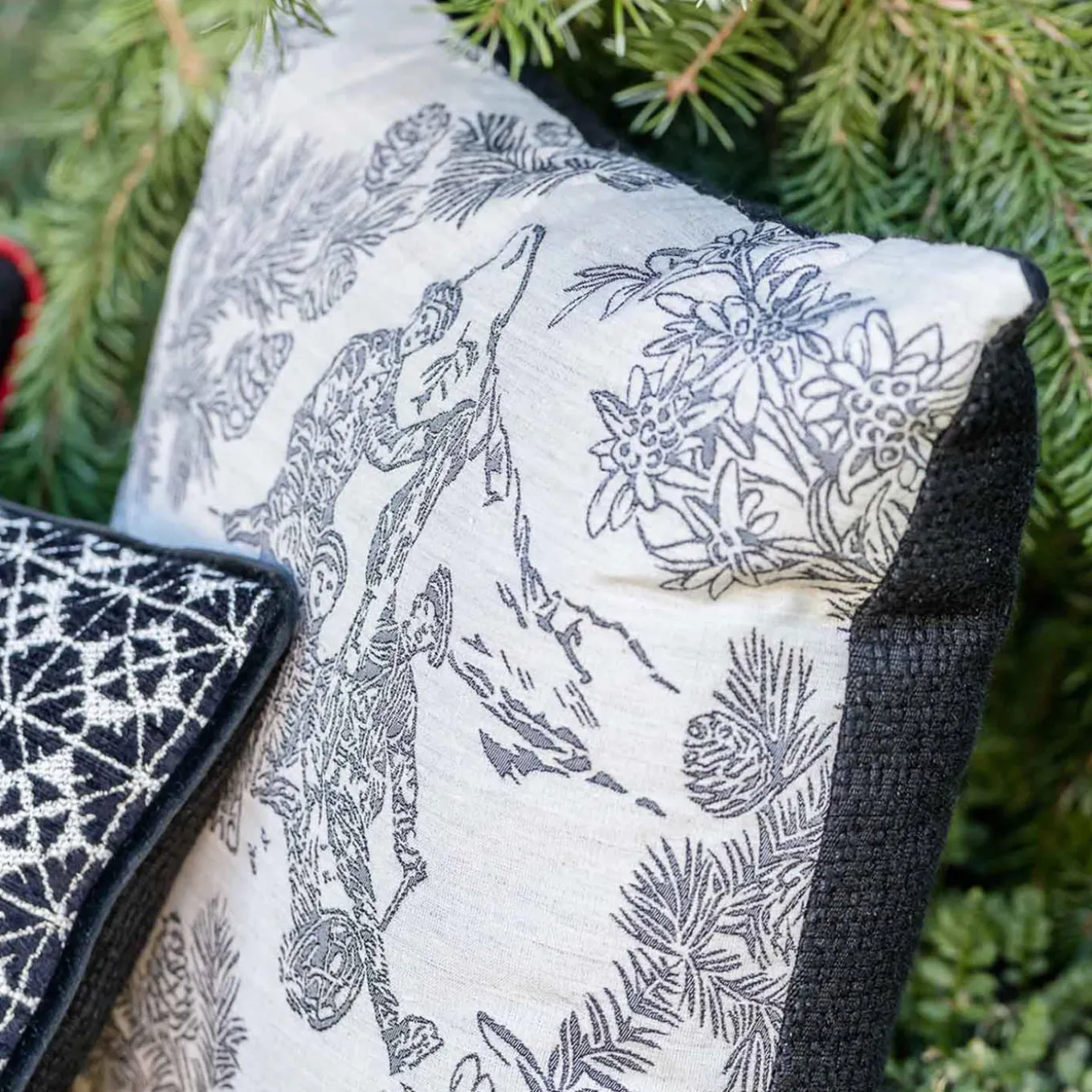 Cuscino Carré bianco e nero in tessuto toile de jouy jacquard