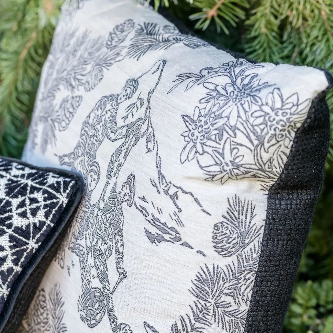 Cuscino Carré bianco e nero in tessuto toile de jouy jacquard