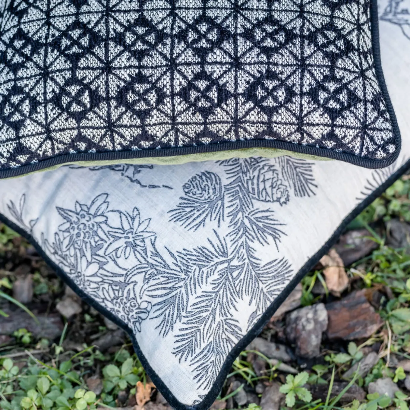 Cuscino Carrè bianco e nero in tessuto jacquard geometrico