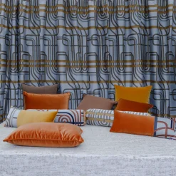 Cuscino Carré in tessuto jacquard marrone con piping in velluto