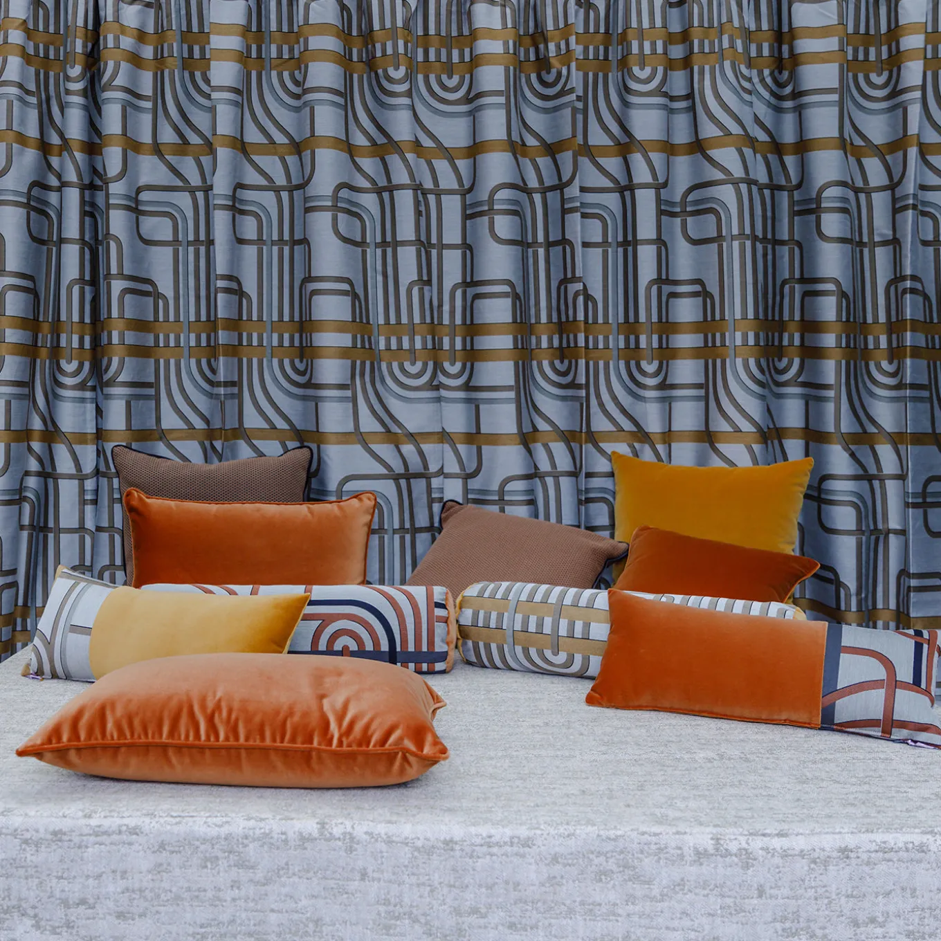 Cuscino Carré in tessuto jacquard marrone con piping in velluto