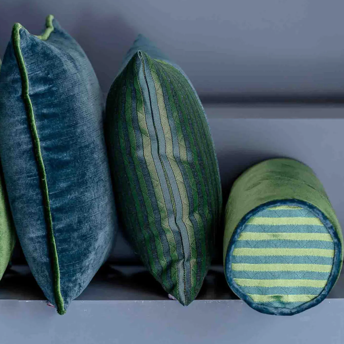 Cuscino Carrè quadrato blu in lino e velluto di seta