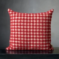 Cuscino in lana bouclé bianco e rosso a pois quadrati Polystic