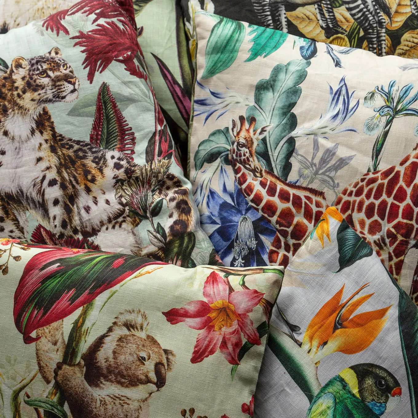 Cuscino in lino Animalia con giraffe e fiori blu