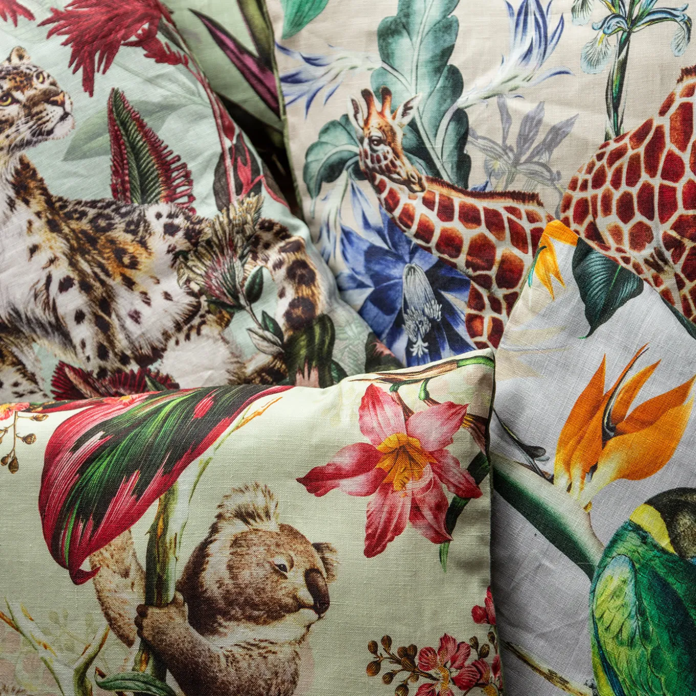 Cuscino in lino Animalia con giraffe e fiori blu