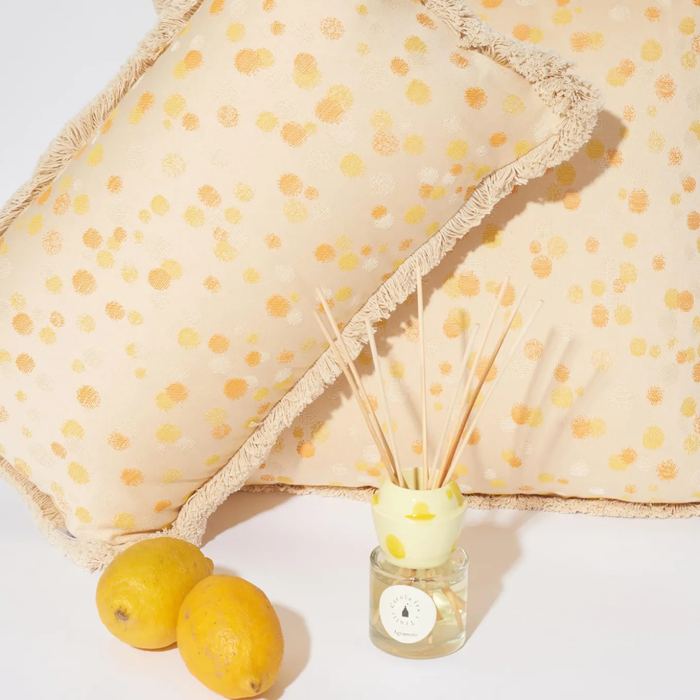 Cuscino piccolo con frange color crema e giallo