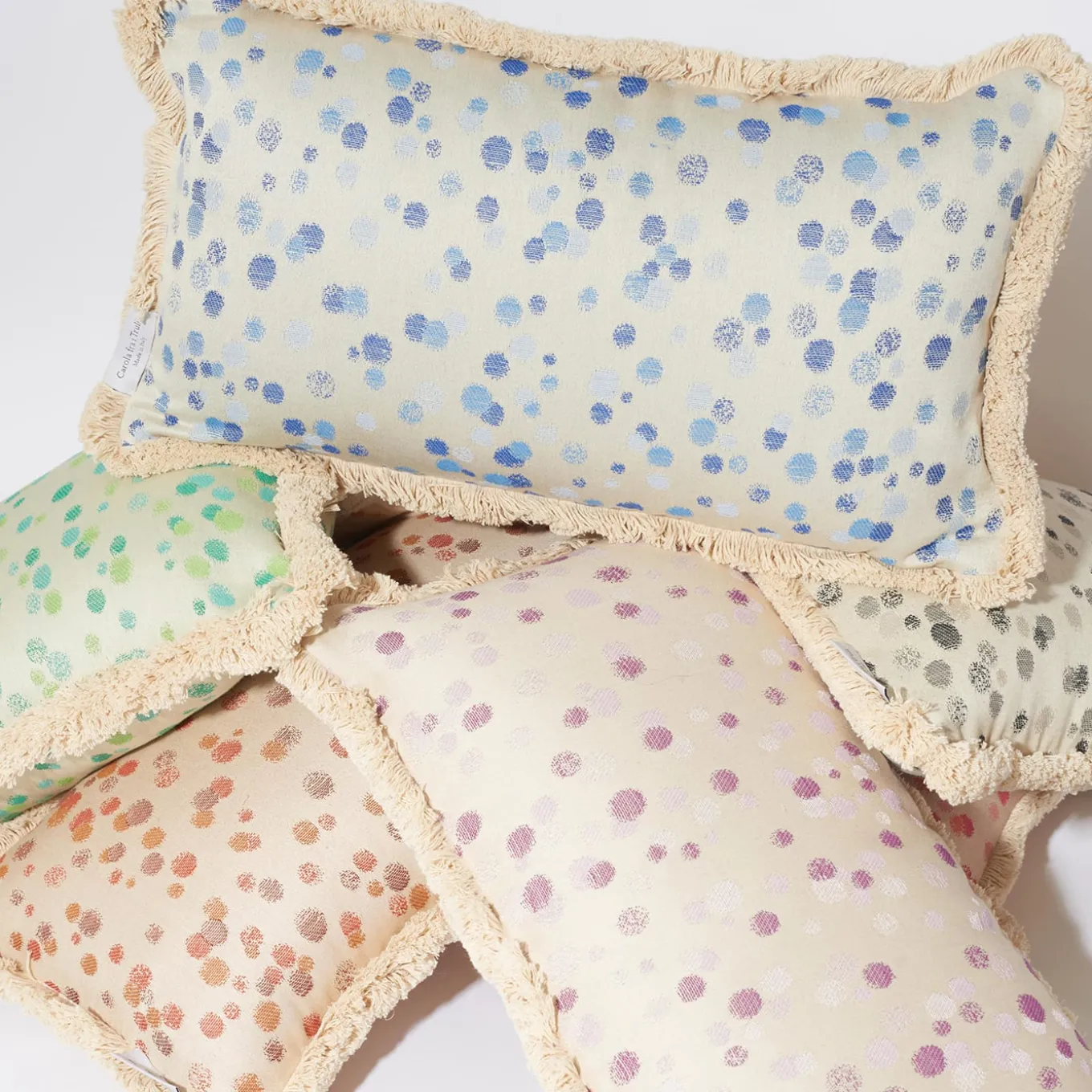 Cuscino piccolo con frange color crema e giallo