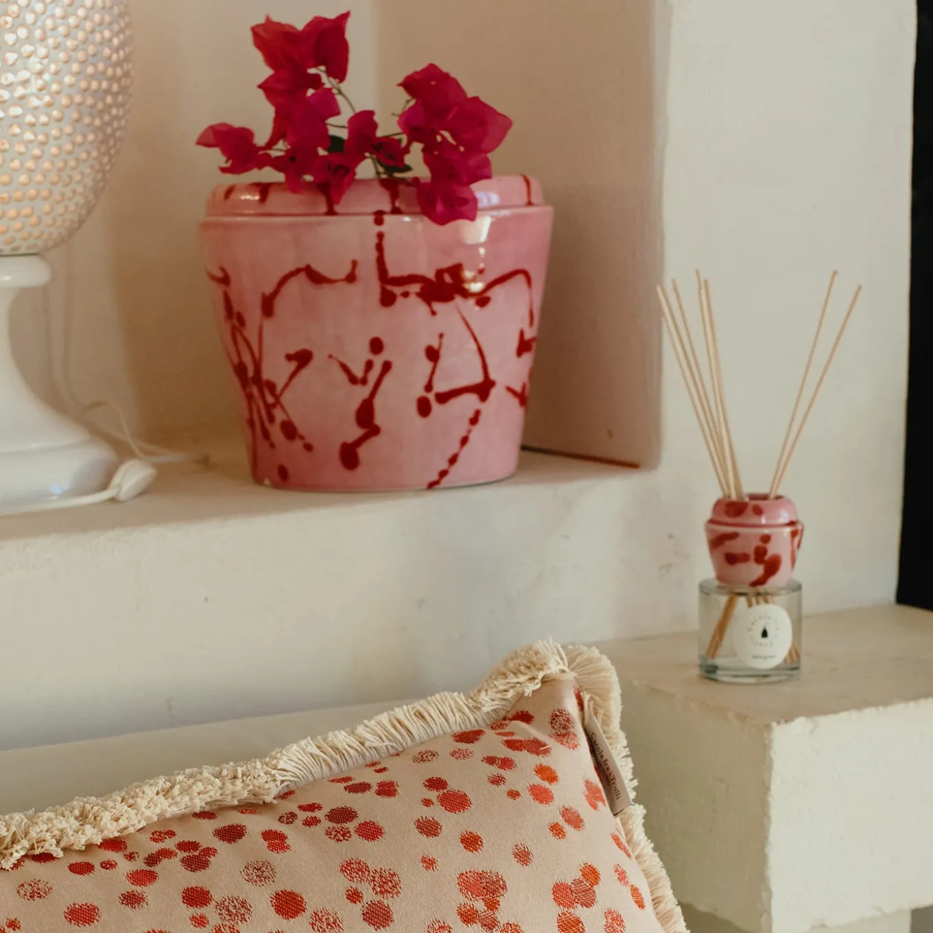 Cuscino piccolo con frange rosse e fucsia