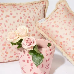 Cuscino piccolo con frange di rosa e corallo