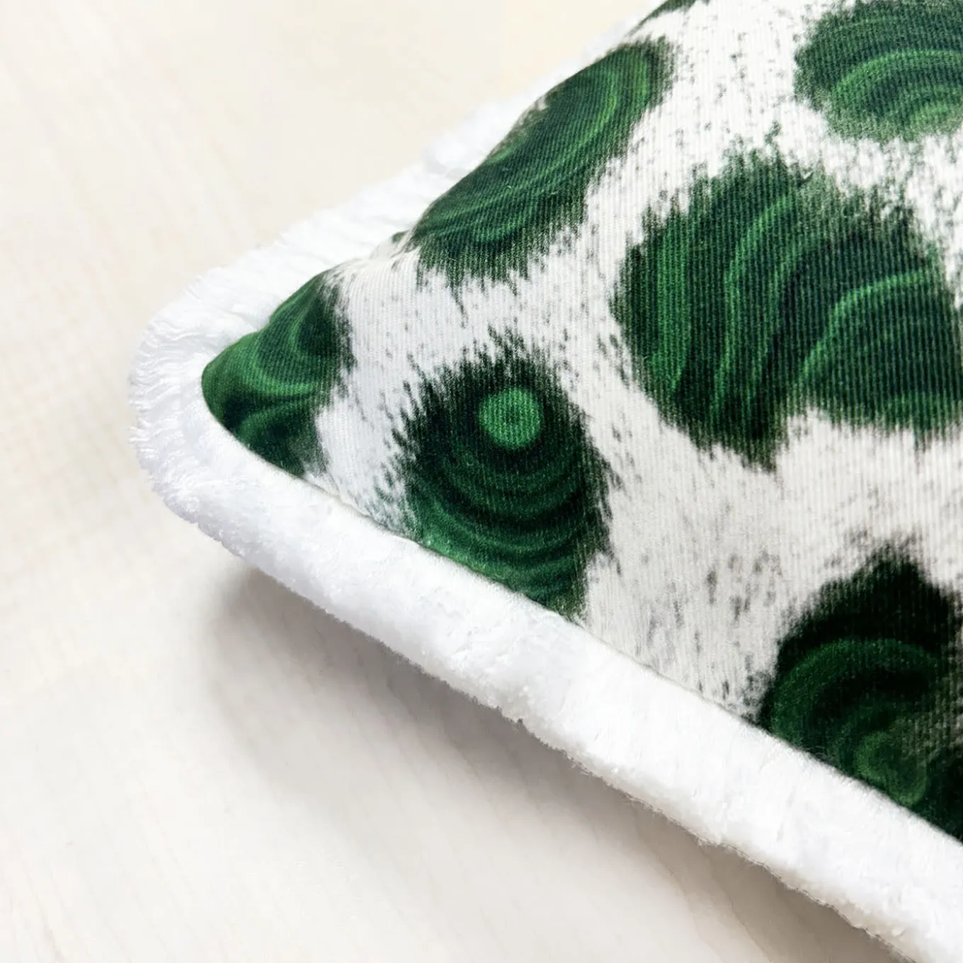 Cuscino quadrato con frange Spotted Malachite di Carlo Rampazzi