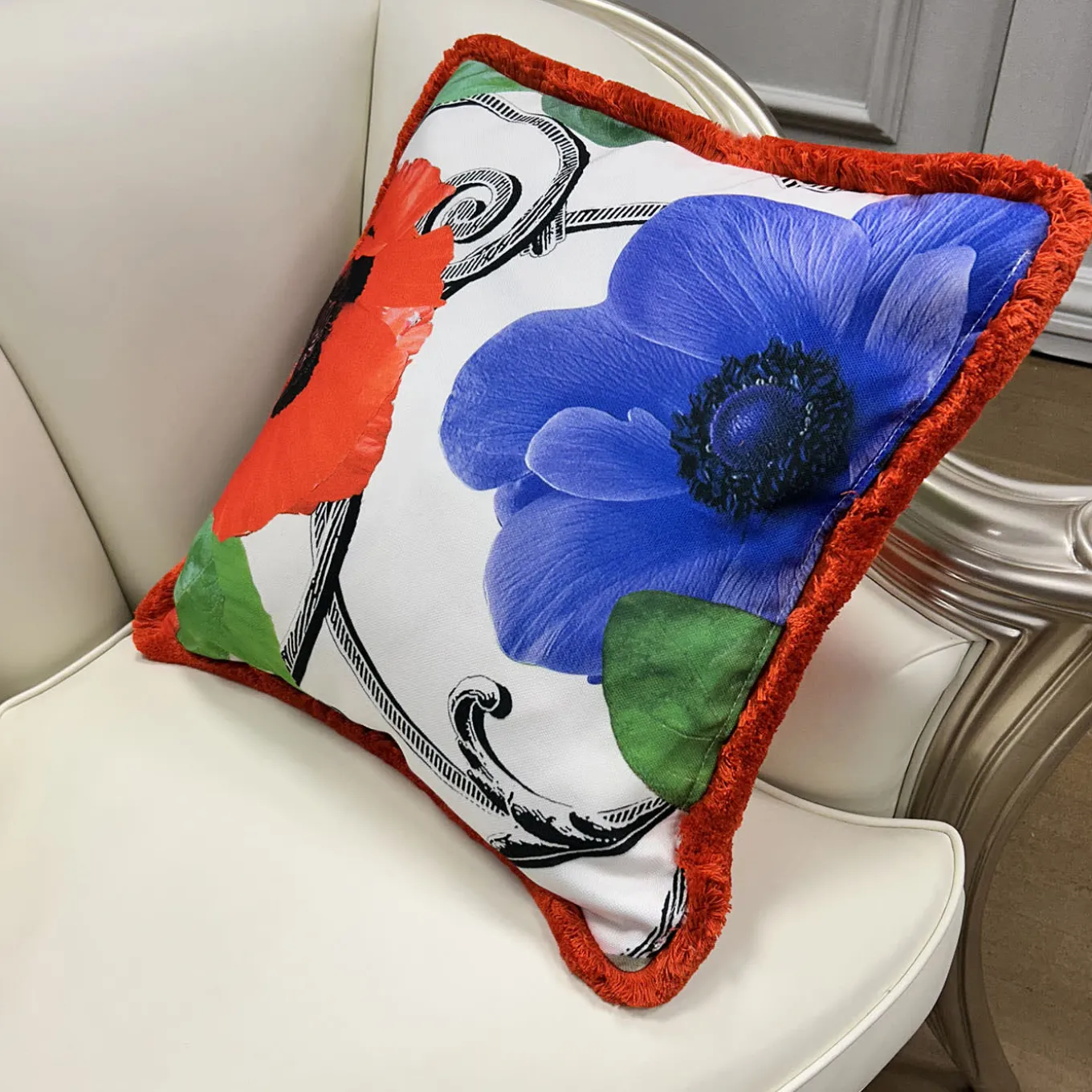 Cuscino quadrato con frange White Flower di Carlo Rampazzi