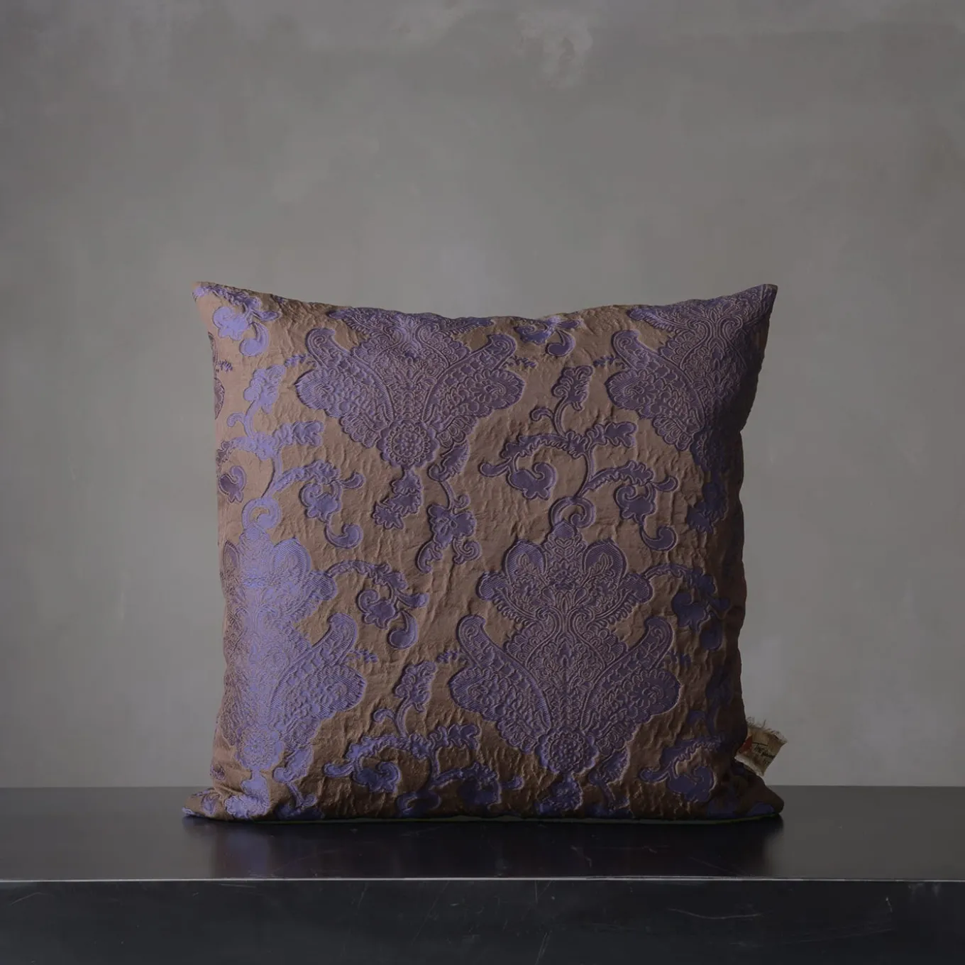 Cuscino quadrato in flanella floreale viola jacquard