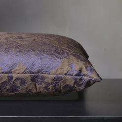 Cuscino quadrato in flanella floreale viola jacquard