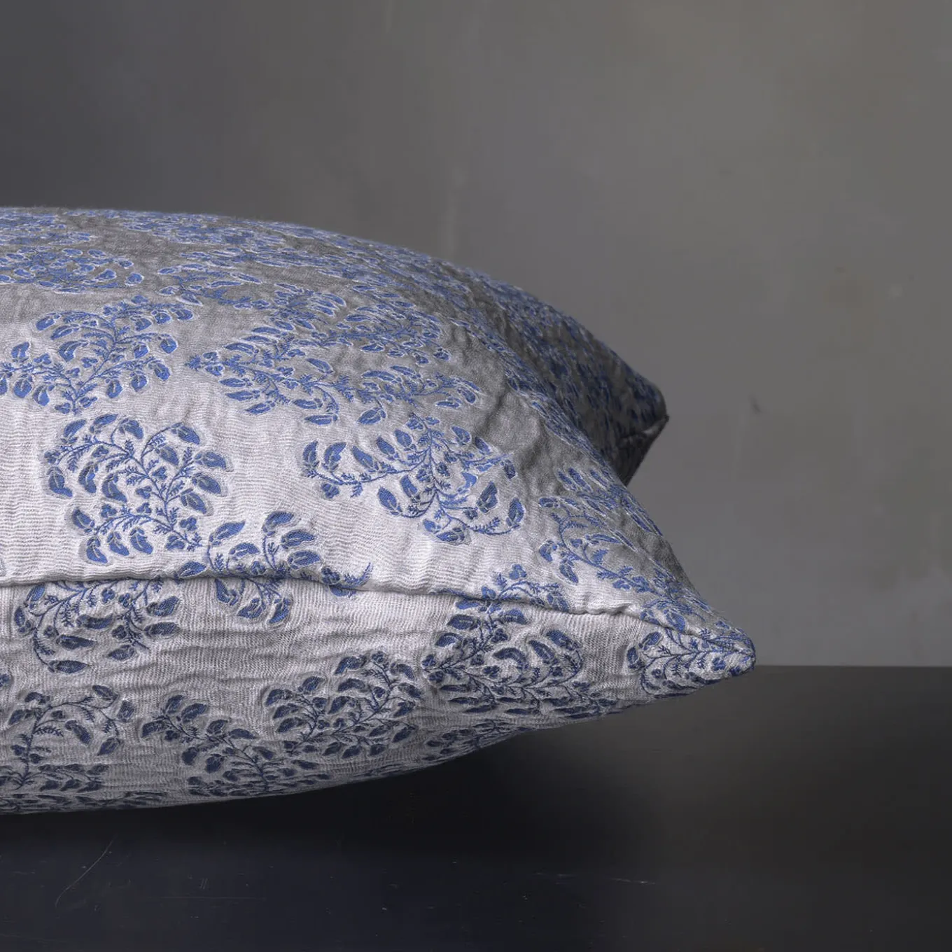 Cuscino quadrato Murcia in jacquard floreale argentato e blu