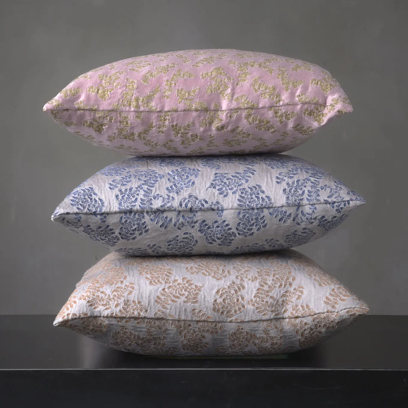 Cuscino quadrato Murcia in jacquard floreale argentato e blu