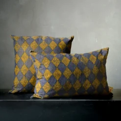 Cuscino quadrato Pungitopo in velluto blu e giallo con motivo a diamante