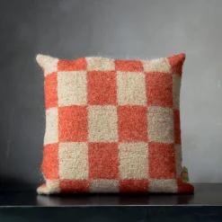 Cuscino quadrato Ronce a scacchi arancione e beige in mohair