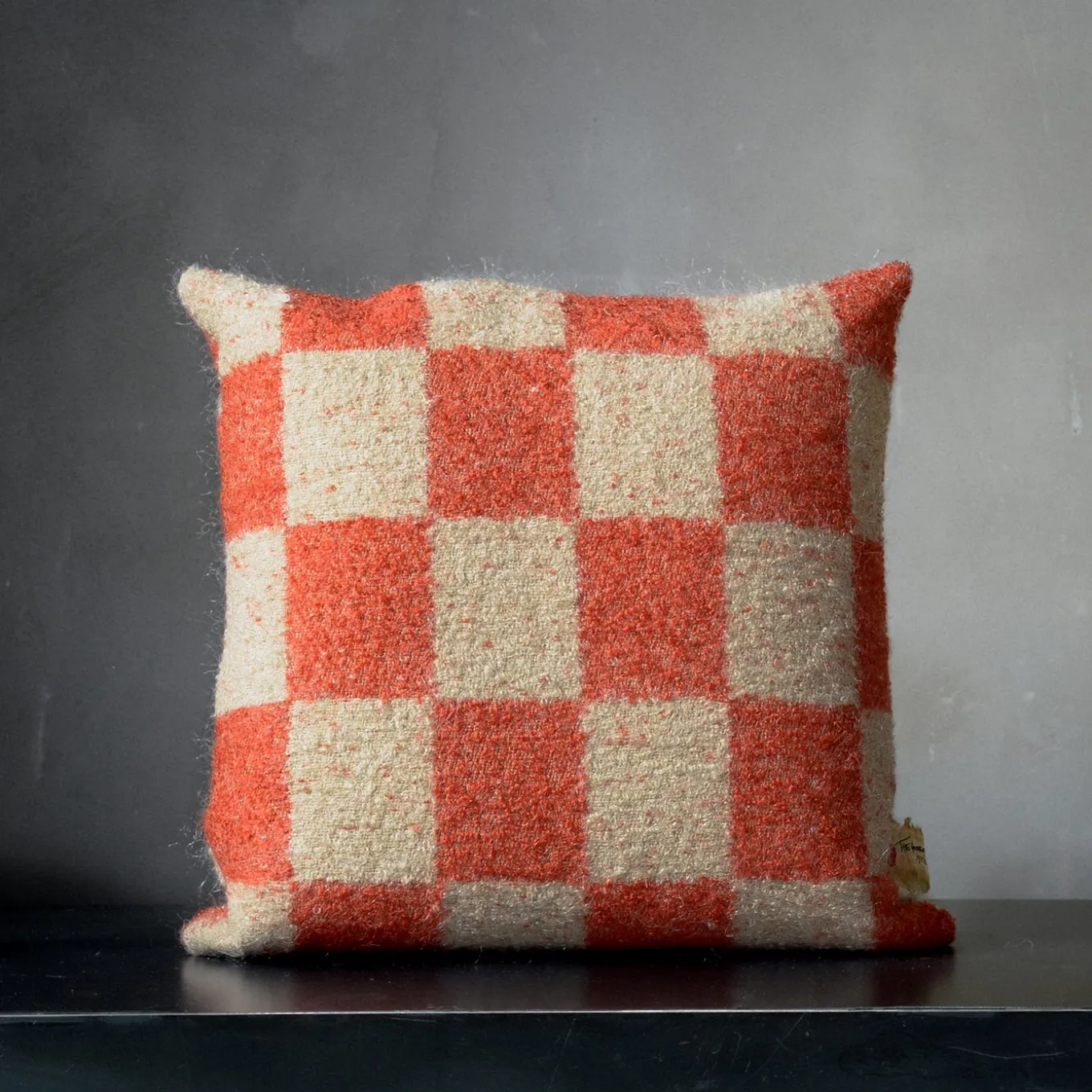 Cuscino quadrato Ronce a scacchi arancione e beige in mohair