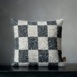 Cuscino quadrato Ronce a scacchi bianchi e neri in mohair