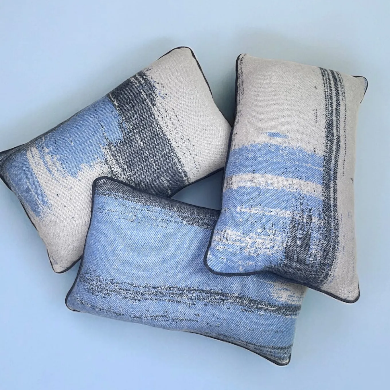 Cuscino Rettangolare in Jacquard Blu e Bianco Effetto Pennellata
