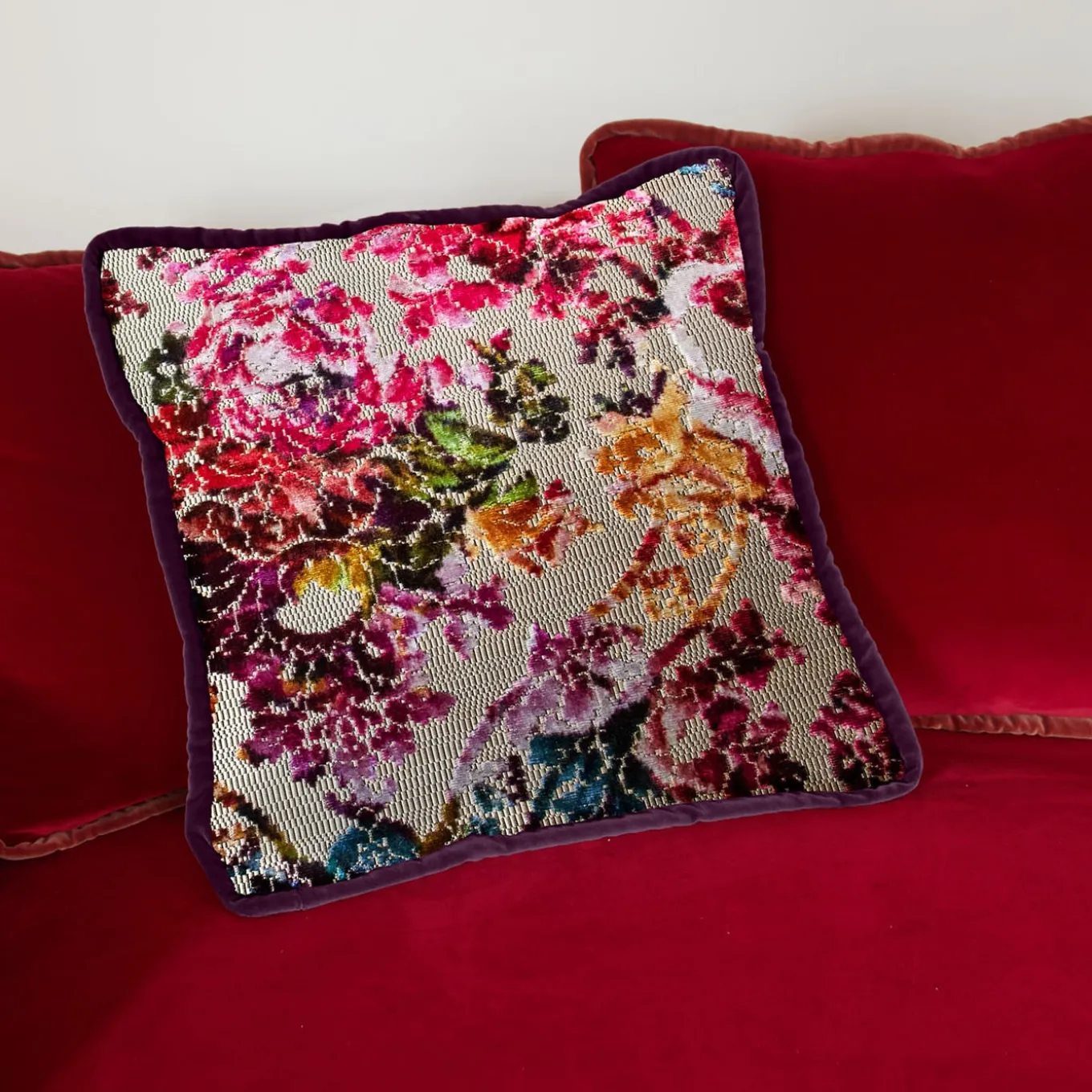 Cuscino reversibile in fantasia floreale e velluto bordeaux