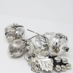 Decorazione in argento con melograno su stelo