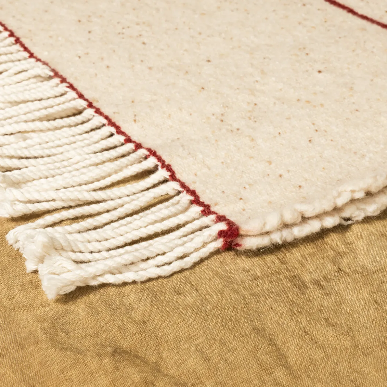 Dimensioni Coperta beige con frange