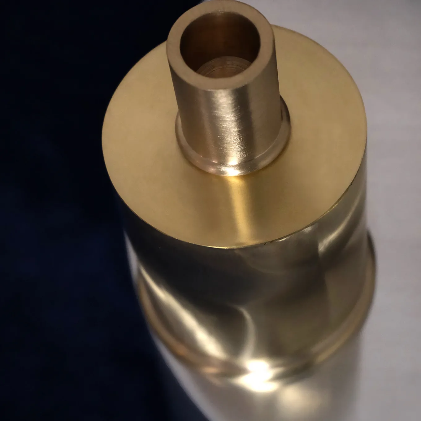 Elegante portacandele corto in ottone spazzolato