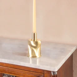 Elegante portacandele corto in ottone spazzolato