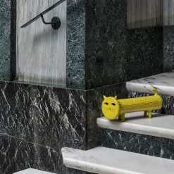 Figurina di gatto giallo di Aldo Londi