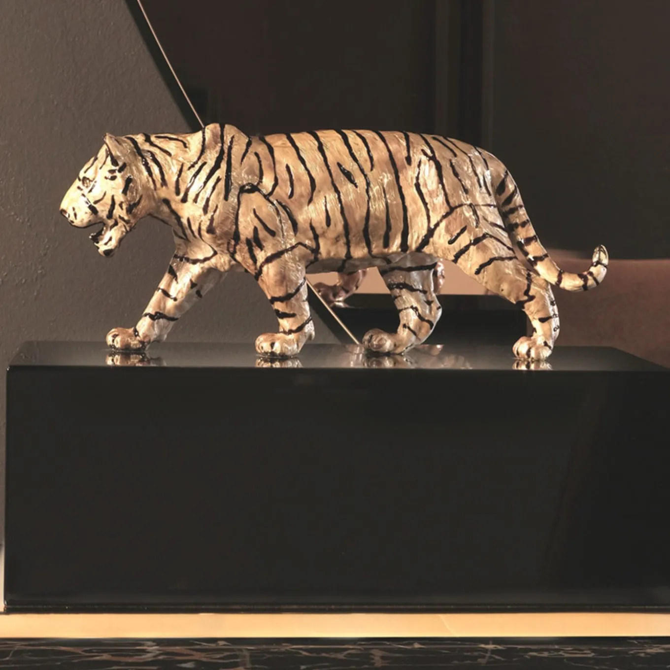 Figurina in ottone tigrato con base in lacca nera