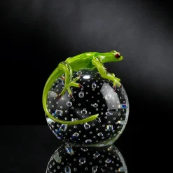 Geco di vetro verde su sfera