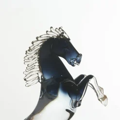 Grande cavallo da riproduzione in vetro nero