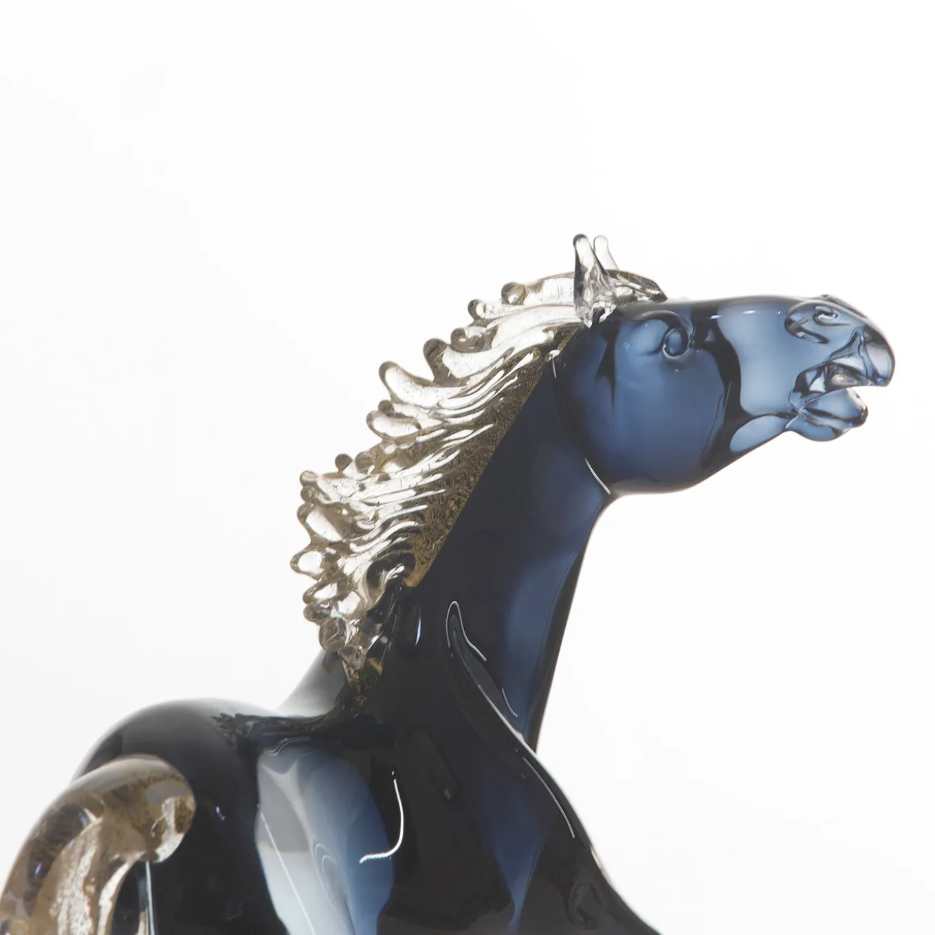 Grande cavallo seduto in vetro nero