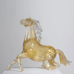 Grande cavallo seduto in vetro dorato