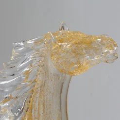 Grande cavallo seduto in vetro dorato