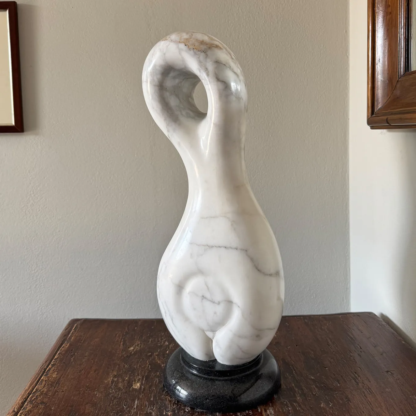 La Danzatrice Scultura in Marmo Calacatta Oro su Base Nera di Piero Speranza