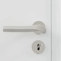 Maniglia per porta Prisma Satin di Nicole Valenti